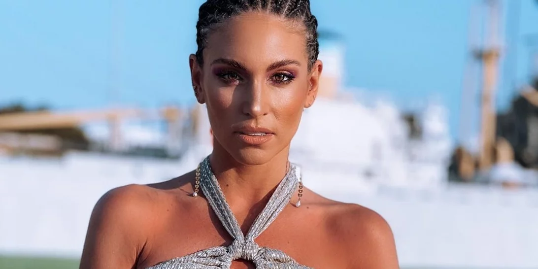 Αθηνά Οικονομάκου | Λατρέψαμε το ιδιοφυές χτένισμα που έκανε για να προστατεύσει τα μαλλιά της από τον αέρα