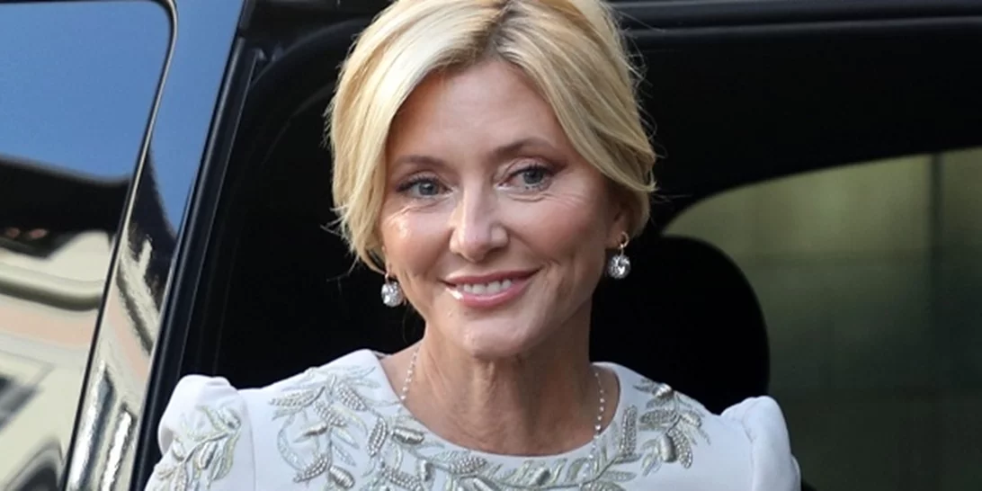 Η Marie - Chantal φωτογραφίζεται στο υπέροχο και καλαίσθητο σαλόνι του σπιτιού της