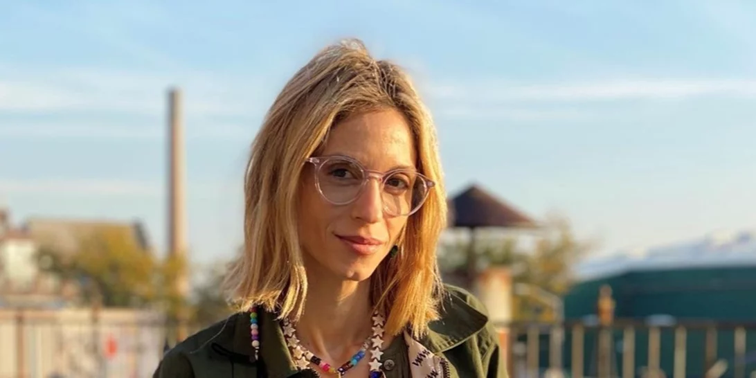 Σοφία Καρβέλα | Καμία άλλη δεν τρώει ολομόναχη με τόσο στιλ