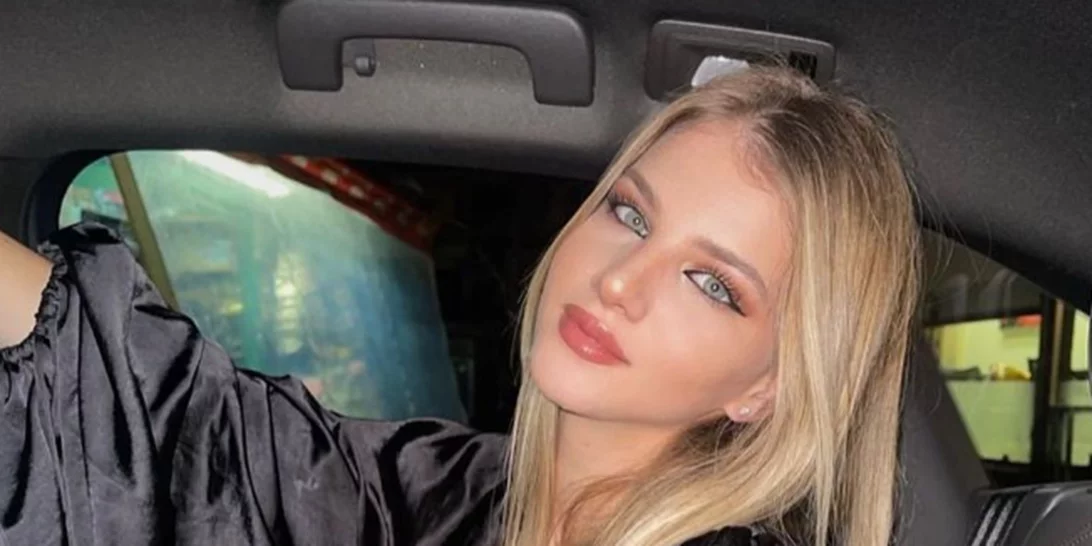 Άννα Μαρία 'Ίβιτς | Η κόρη της Ελένης Πετρουλάκη ποζάρει με μαγιό και μας δείχνει τους γραμμωμένους της κοιλιακούς