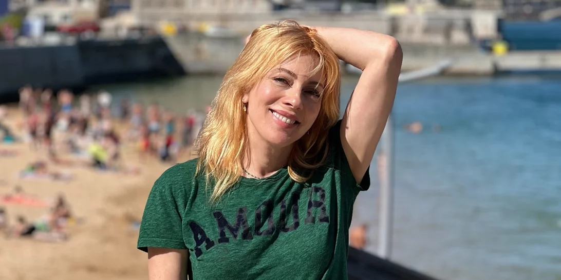 Τέλος το strawberry blonde για την Σμαράγδα Καρύδη | Το νέο χρώμα μαλλιών που υιοθέτησε