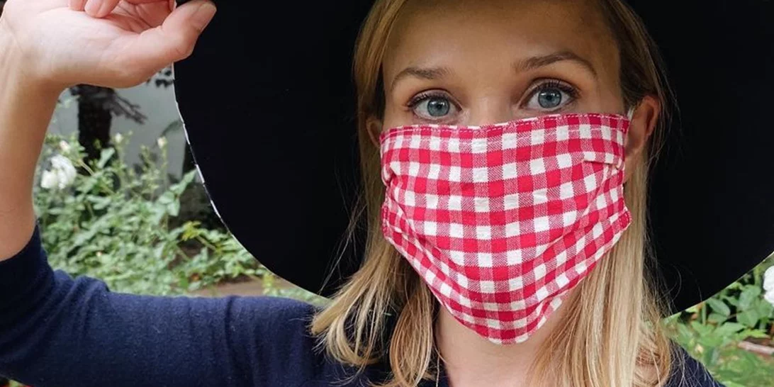 Πώς να ξεφορτωθώ τα σπυράκια από την προστατευτική μάσκα; Μία celebrity makeup artist απαντά