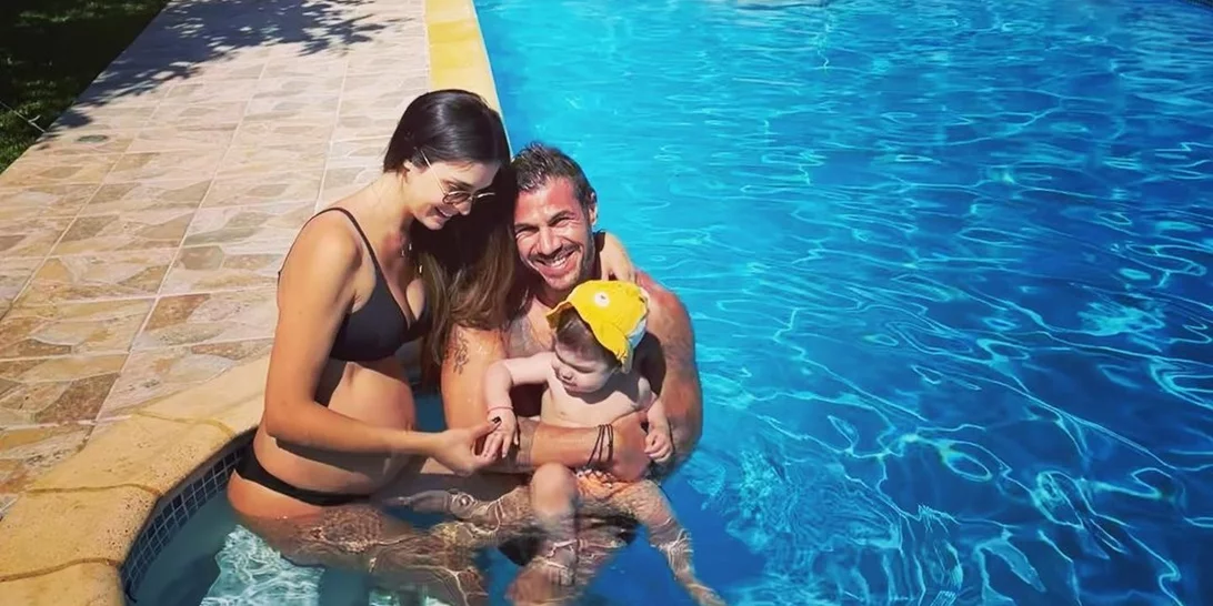 Άκης Πετρετζίκης | Φωτογραφίζει τη σύζυγό του αγκαλιά με την κόρη τους, λίγες ώρες μετά τη γέννησή της