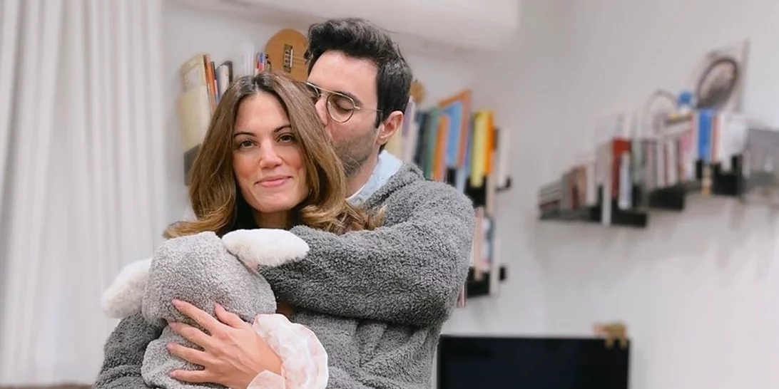 Μαίρη Συνατσάκη | Φωτογραφίζει τον Ίαν Στρατή να κάνει βόλτα την τεσσάρων μηνών κόρη τους, Ολίβια