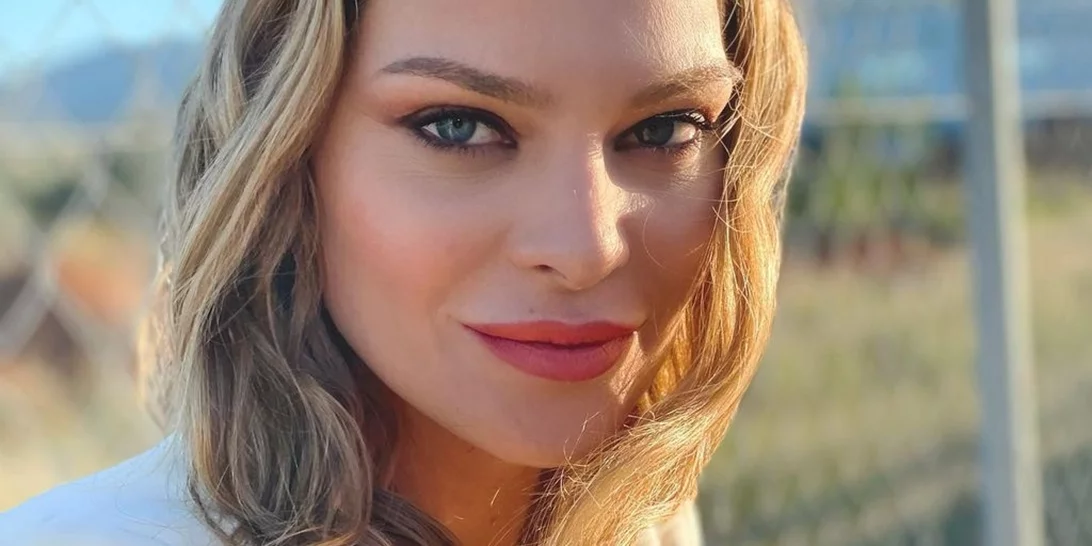 Υβόννη Μπόσνιακ | Στη Γλυφάδα με casual outfit και λευκά sneakers