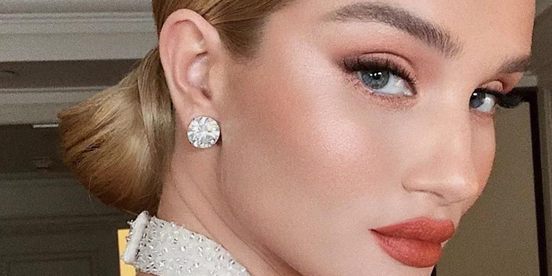 Δοκιμασμένο tip | Ξέρουμε πώς θα κάνεις το χτένισμα του ρεβεγιόν να κρατήσει όλο το βράδυ