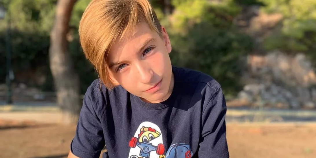 Ανδρέας Καρβέλας | Αυτός είναι ο cool, κατάξανθος γιος της Αννίτας Πάνια και του Νίκου Καρβέλα