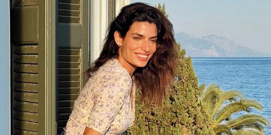 Σπαστά μαλλιά | 10 καλοκαιρινά χτενίσματα της Τόνιας Σωτηροπούλου που πρέπει να αντιγράψεις σήμερα κιόλας