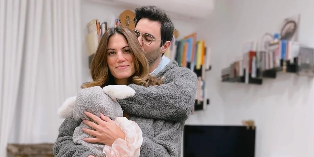 Ο Ίαν Στρατής τραγουδάει για την τεσσάρων μηνών κόρη του, μέσα από το δωμάτιό της, και "λιώνει" το Instagram