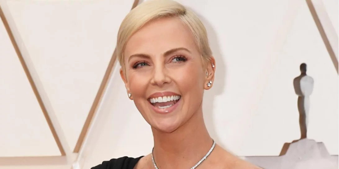 Η Charlize Theron απαντά στα σχόλια που τη θέλουν να έχει κάνει πλαστική στο πρόσωπό της