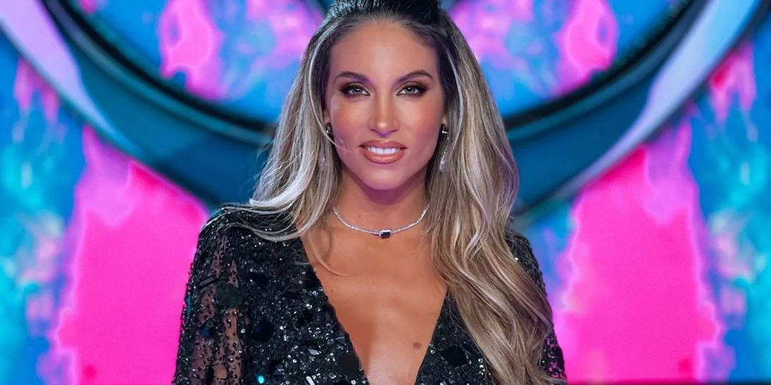 Μα τι κοιλιακοί | Η Αθηνά Οικονομάκου ποζάρει με μπικίνι και "κόβει" την ανάσα