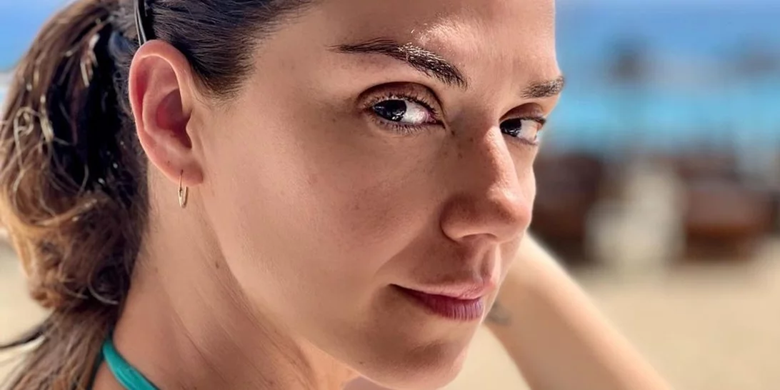 Εύα Τσιμιτσέλη | Με πιασμένα τα μακριά της μαλλιά σε μία χαλαρή πλεξούδα, ποζάρει πάνω σε ένα πλοίο θυμίζοντας κάρτ ποστάλ