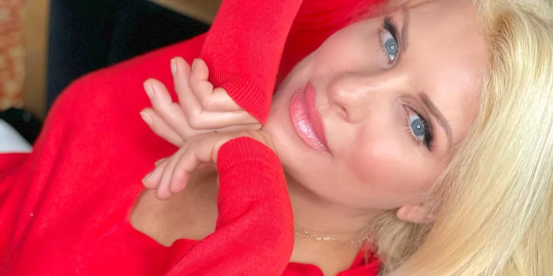 Ελένη Μενεγάκη | Τα 3 άκρως θηλυκά αρώματα που δεν λείπουν ποτέ από το καμαρίνι της