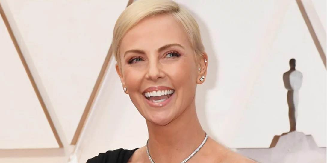 Αγνώριστη η Charlize Theron | Έκανε ένα από τα it κουρέματα της χρονιάς