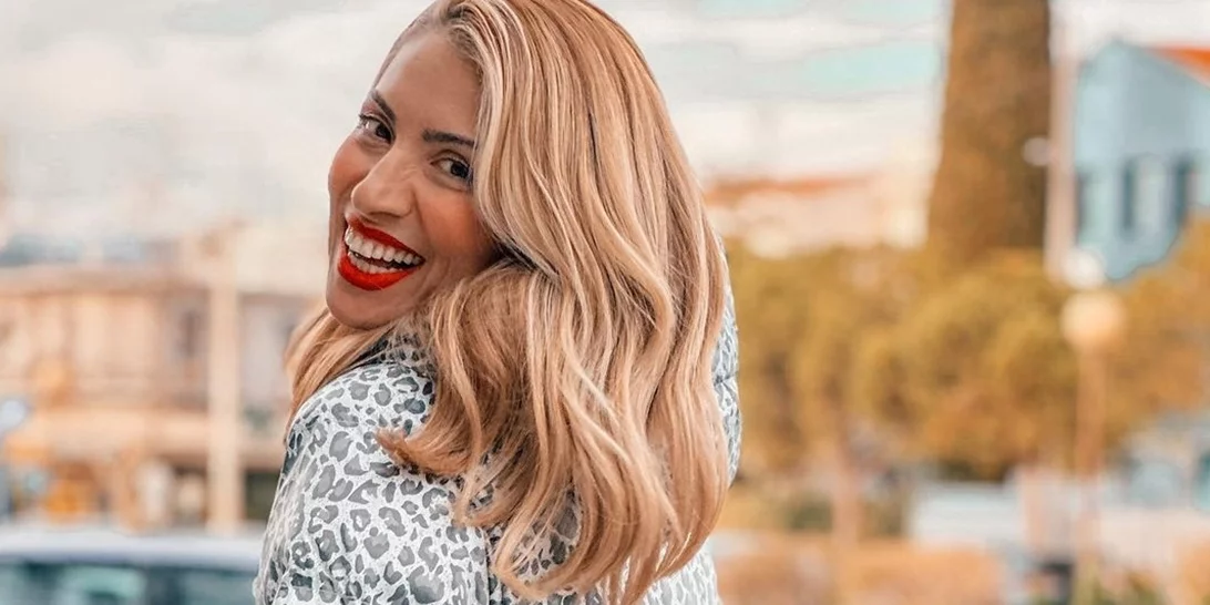 Η Μαρία Ηλιάκη με πορτοκαλί φόρμες στο κέντρο της Αθήνας | Η casual εμφάνιση στο πλευρό του συντρόφου της, Στέλιου Μανουσάκη