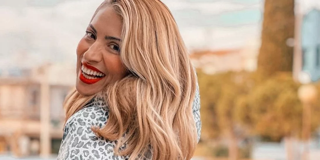 Μαρία Ηλιάκη | Μας ξεναγεί για πρώτη φορά στη μοντέρνα κουζίνα του νέου της σπιτιού με τα κατακόκκινα πλακάκια