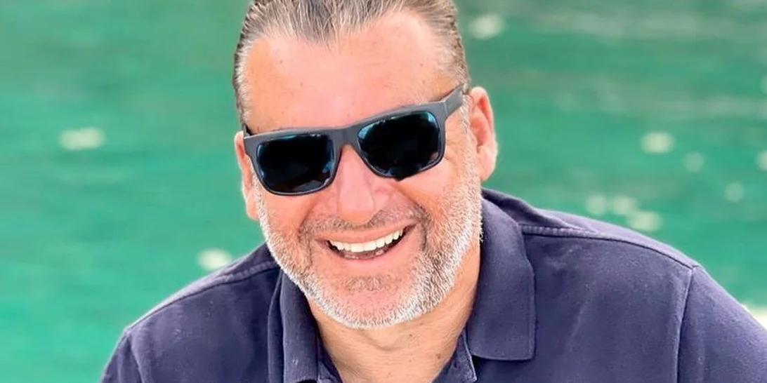 Ο Γιώργος Λιάγκας κάνει διακοπές στην πανέμορφη Κίμωλο με τους γιους του | Το γλυκό στιγμιότυπο από τις βουτιές τους