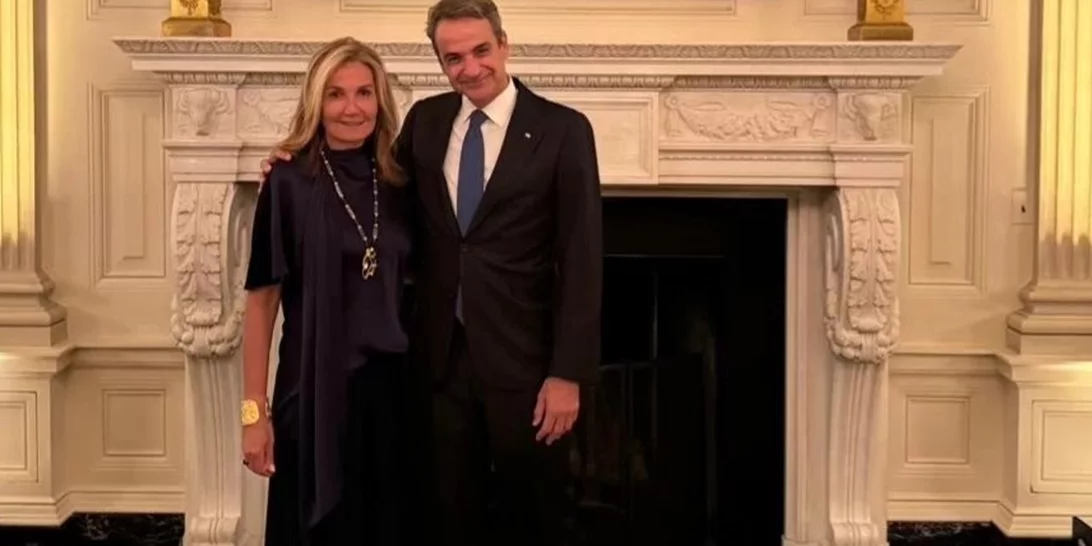 Μαρέβα Μητσοτάκη | Τα κοσμήματα με συμβολικό χαρακτήρα που φόρεσε στο ταξίδι της στην Ουάσινγκτον