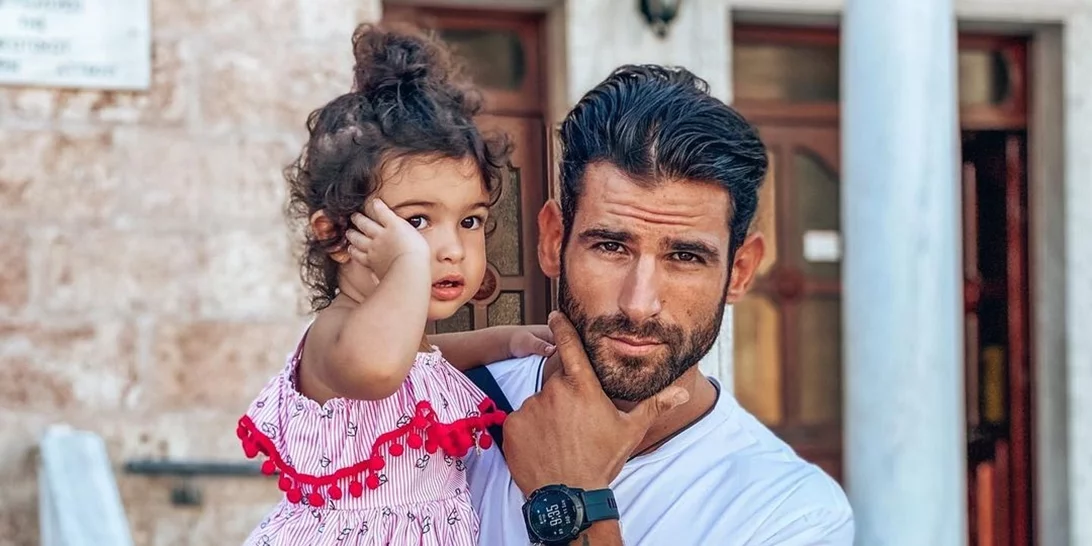 Ετεοκλής Παύλου | Το συγκινητικό βίντεο με την κόρη του να τον βλέπει για πρώτη φορά χωρίς πρόσθετο μέλος