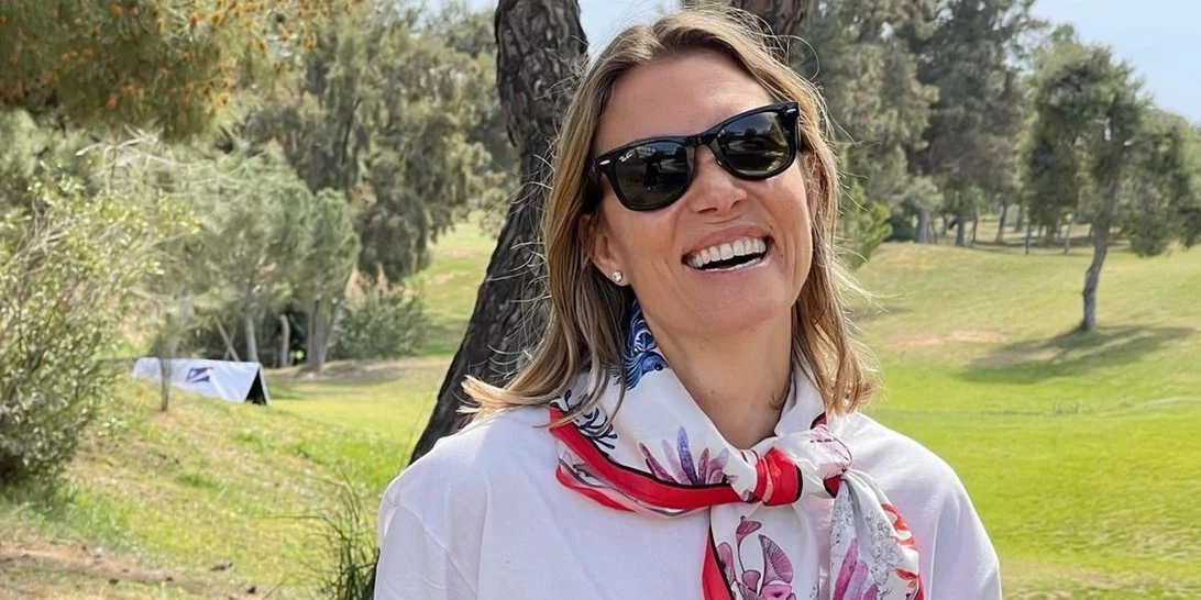 Η Βίκυ Καγιά με το οικονομικό αξεσουάρ μαλλιών που θα κάνει την εμφάνισή σου να δείχνει "ακριβή"