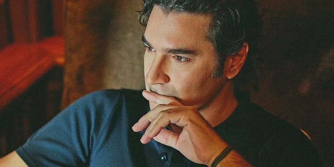 Ο Χριστόφορος Παπακαλιάτης έχει το πιο φωτεινό και "ζεστό" σπίτι | Το συγκλονιστικό μπαλκόνι και η ευρύχωρη κουζίνα