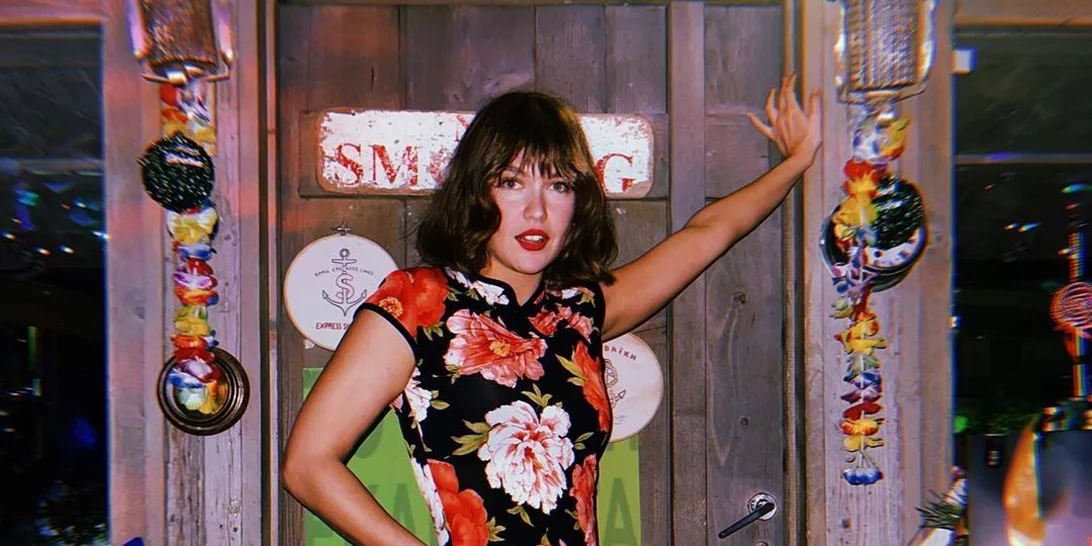 Μία ξανθιά "Λολίτα" | Η Κλέλια Ανδριολάτου ποζάρει με φούξια φόρεμα στα πρώτα της βήματα