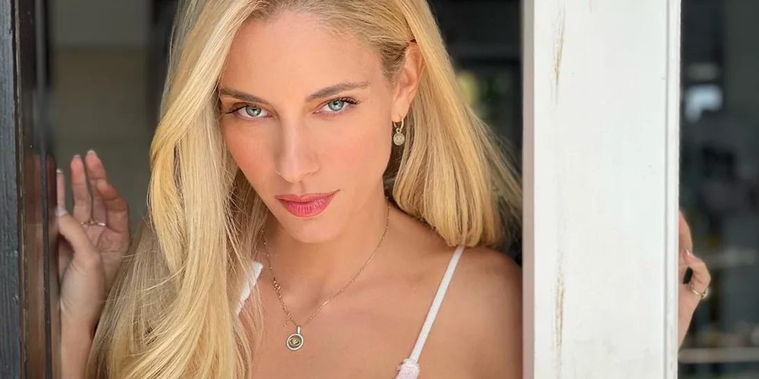 Δούκισσα Νομικού | Τα μεγάλα παράθυρα του σπιτιού της σε συνδυασμό με τη θέα, θυμίζουν θέρετρο στην Αράχωβα