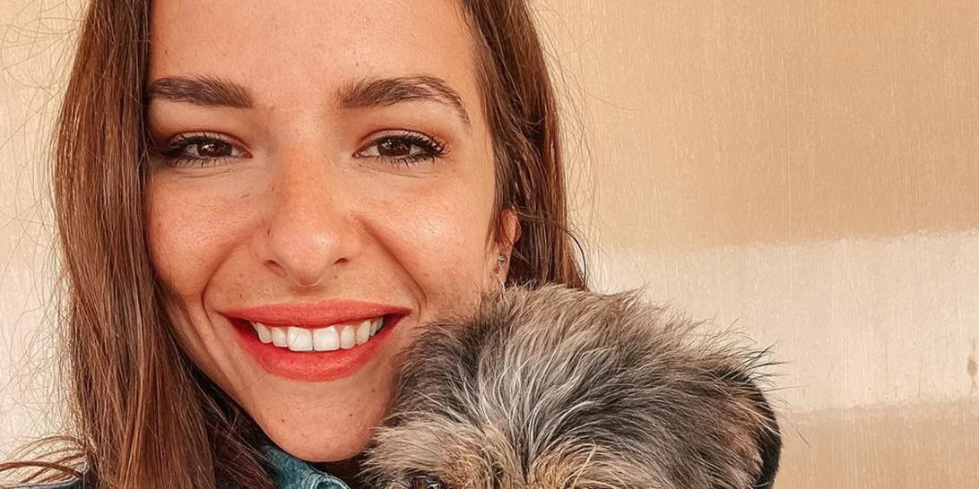 Η Εριέττα Κούρκουλου - Λάτση κάνει ορειβασία έχοντας αγκαλιά τον γιο της