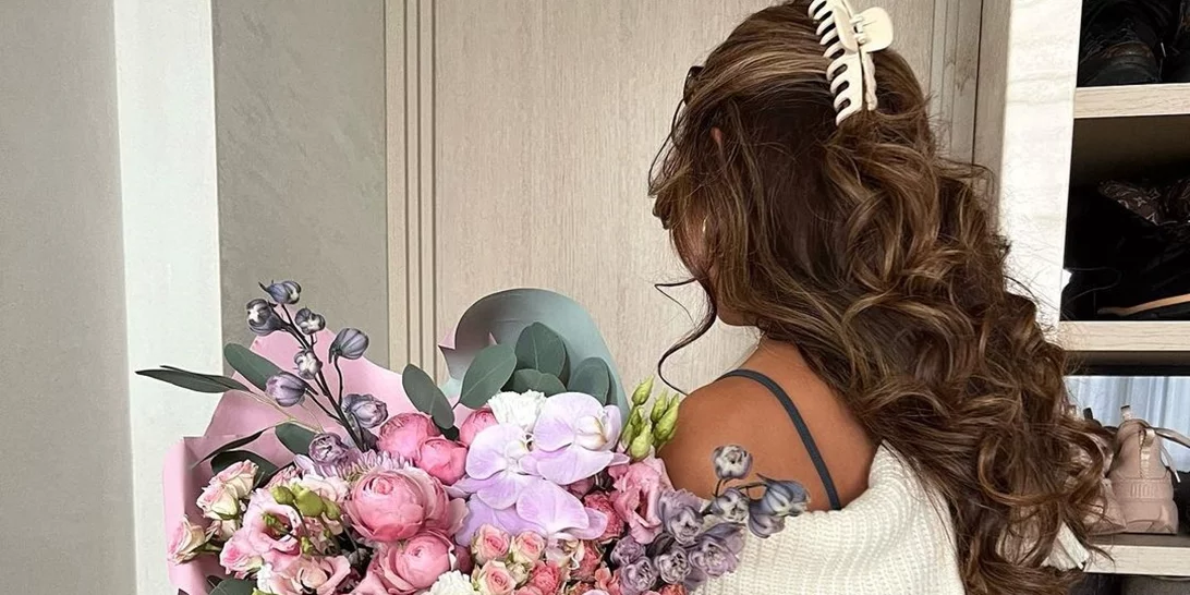 3 εύκολα χτενίσματα με κλάμερ που θα σε κάνουν να μοιάζεις με Pinterest girl