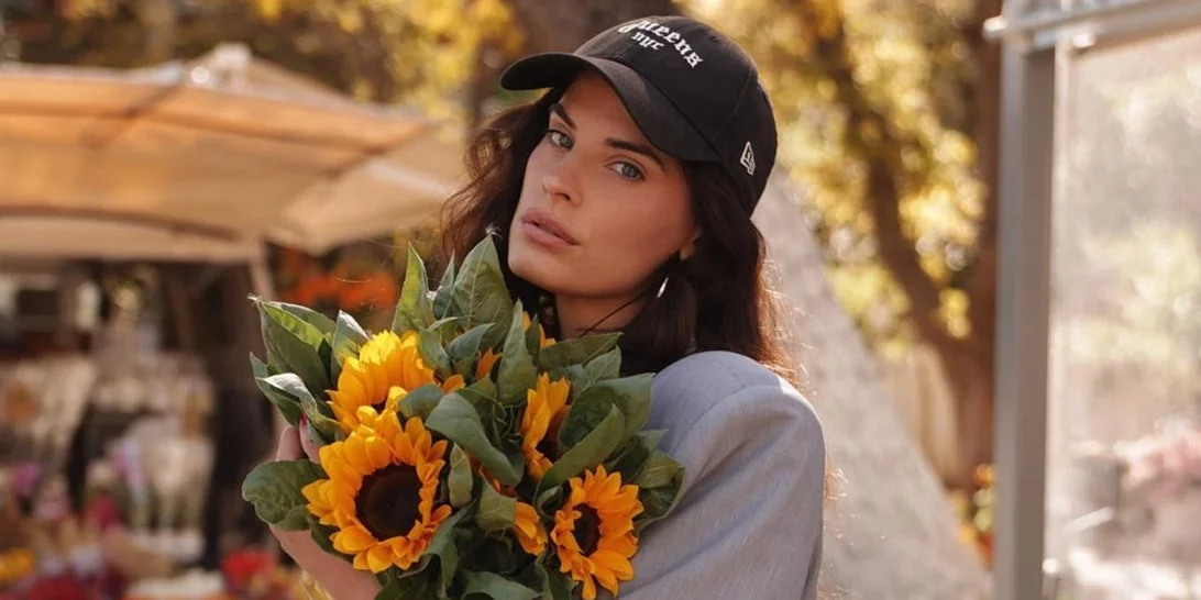 Η Χριστίνα Μπόμπα φοράει το κατακόκκινο μπικίνι της και ποζάρει χωρίς φίλτρα και ρετούς, δείχνοντάς μας το πραγματικό, υπέροχο σώμα της