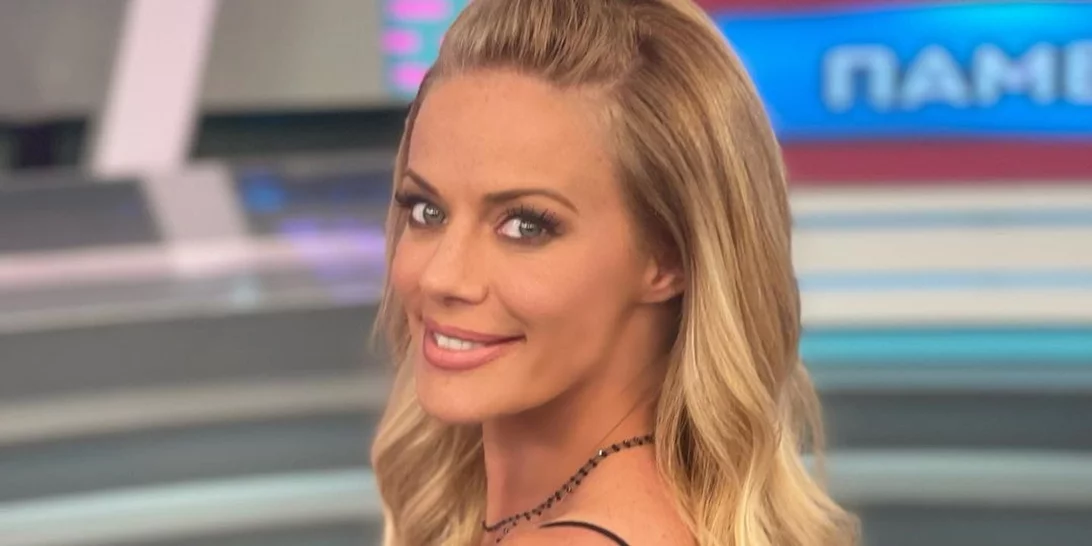 Η Ζέτα Μακρυπούλια έβαψε τα νύχια της στο πιο όμορφο καλοκαιρινό χρώμα