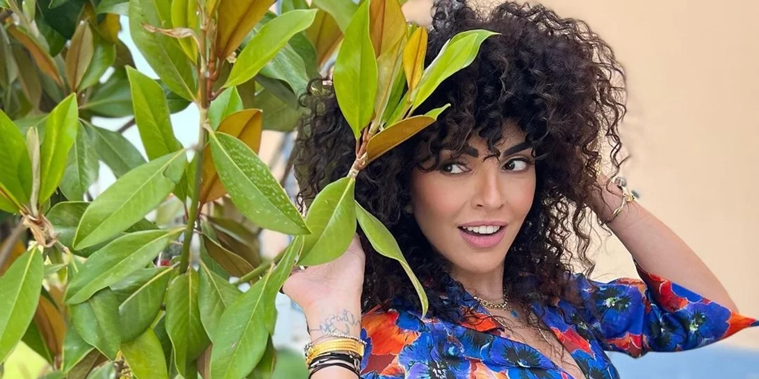 15 celebrities που αποδεικνύουν ότι οι αφέλειες ταιριάζουν και στα σγουρά μαλλιά