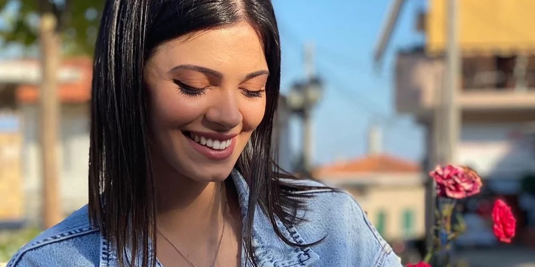 Τζένη Καζάκου | Η cool εμφάνιση με crop top στο πλευρό του πατέρα της, Κωνσταντίνου Καζάκου