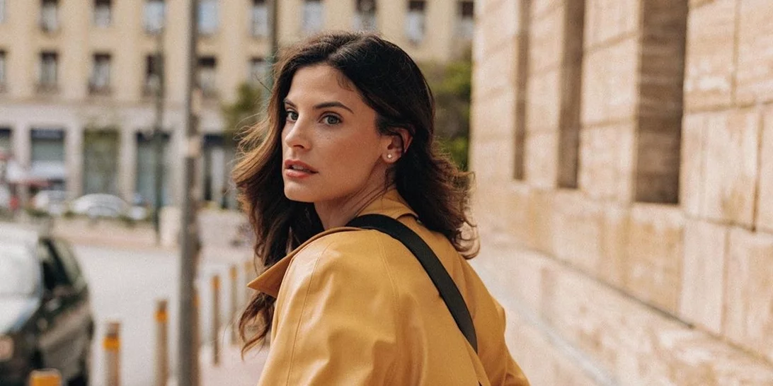 Η Χριστίνα Μπόμπα σου δείχνει πώς να φορέσεις το crop top το φθινόπωρο