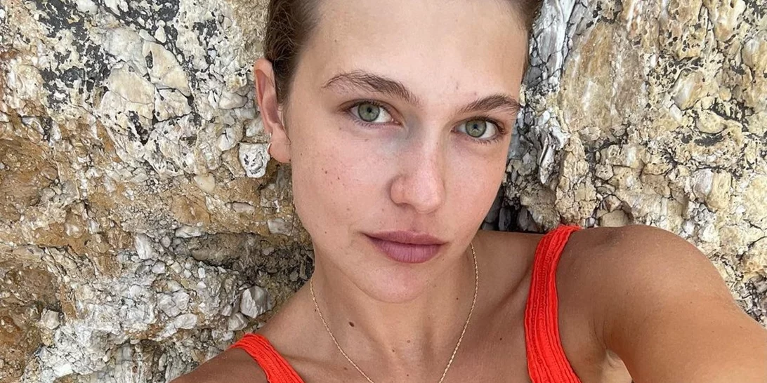 Κλέλια Ανδριολάτου | Η νέα φωτογραφία της με μπικίνι μοιάζει σαν σκηνή από τη "Γαλάζια Λίμνη"