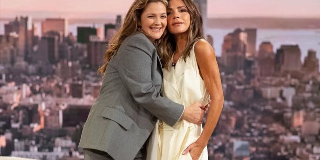 Victoria Beckham | Η καμπάνια της νέας συλλογής της με πρωταγωνίστρια την Drew Barrymore που προκάλεσε αντιδράσεις