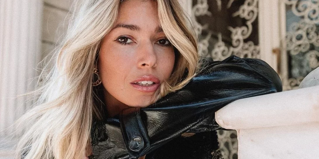 Comfy but make it fashion | Η Βάσια Κωσταρά προτείνει το απόλυτο look αεροδρομίου