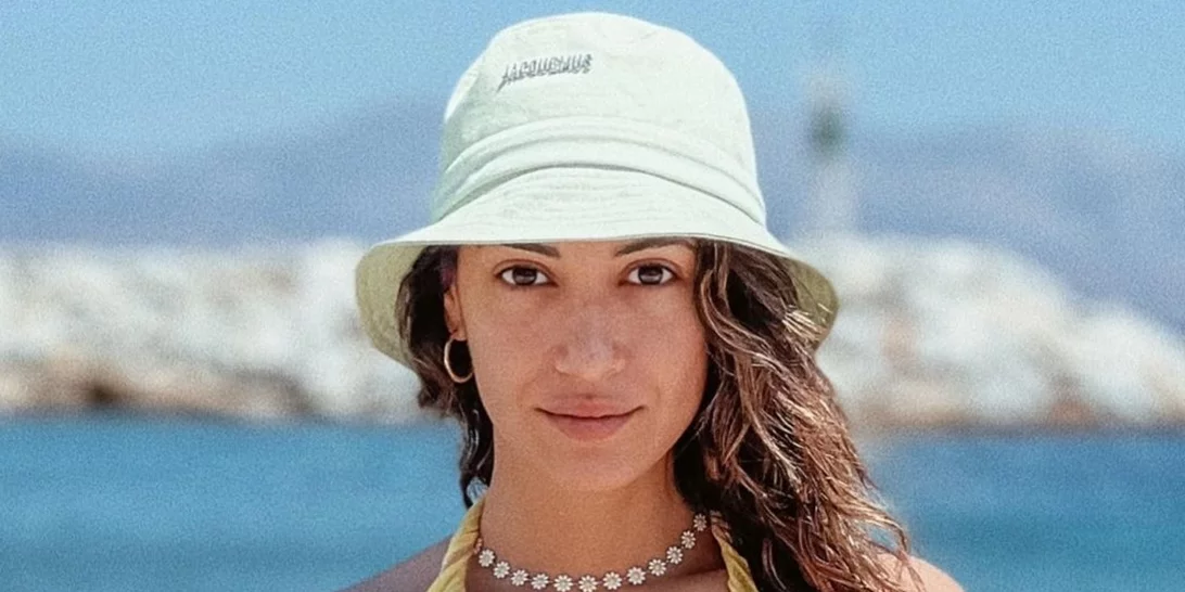 Eυγενία Σαμαρά | Σκαρφαλώνει στους φοίνικες και απολαμβάνει το ποτό της μέσα σε καρύδα