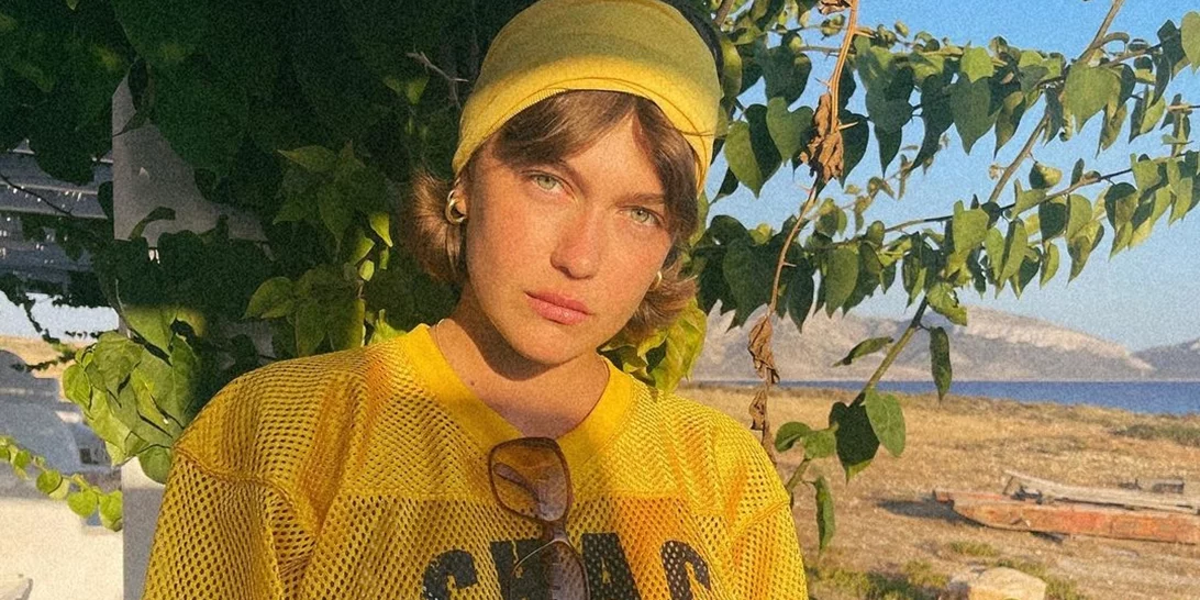 Κλέλια Ανδριολάτου | Αγνώριστη, με κατακόκκινα μακριά μαλλιά ποζάρει στους δρόμους της Αθήνας