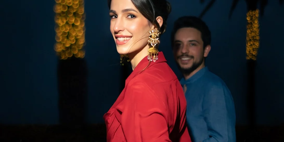 Πριγκίπισσα Rajwa της Ιορδανίας | Το φόρεμα Ελληνίδας σχεδιάστριας που φόρεσε κατά την έξοδό της από το μαιευτήριο