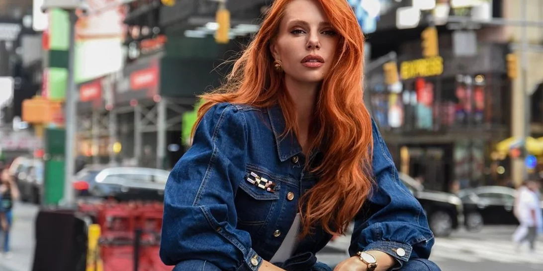 Με sneakers, loafers ή ψηλοτάκουνα | Η Έβελυν Καζαντζόγλου φόρεσε το παντελόνι που ταιριάζει με τα πάντα