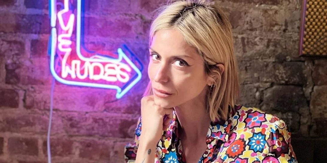 Η Σοφία Καρβέλα απογειώνει το mix & match | Τα φούξια εκκεντρικά γυαλιά και το animal print μπικίνι