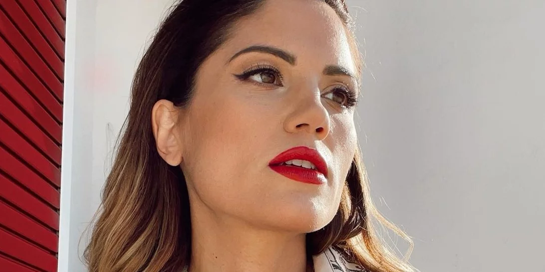 Η Μαίρη Συνατσάκη ποζάρει στον 8ο μήνα της εγκυμοσύνης της με εφαρμοστό φόρεμα και ψηλοτάκουνες γόβες