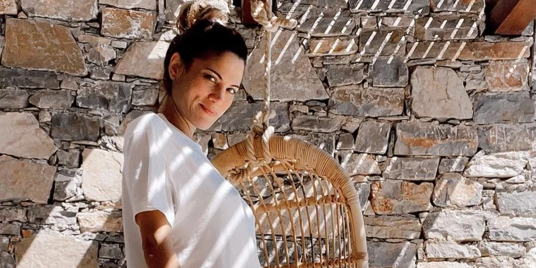 Μαίρη Συνατσάκη | Αποχαιρετά τον Αύγουστο με την πιο γλυκιά φωτογραφία εγκυμοσύνης