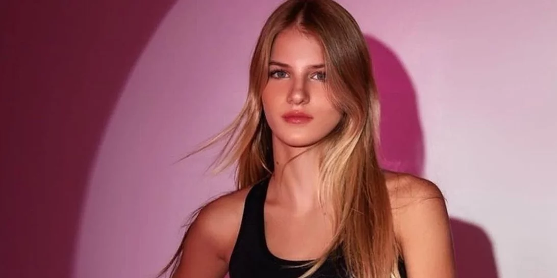 Η Άννα - Μαρία Ίβιτς πιο εντυπωσιακή από ποτέ | Η βραδινή εμφάνιση με mini φόρεμα και ψηλοτάκουνα πέδιλα στο πλευρό της Ελένης Πετρουλάκη