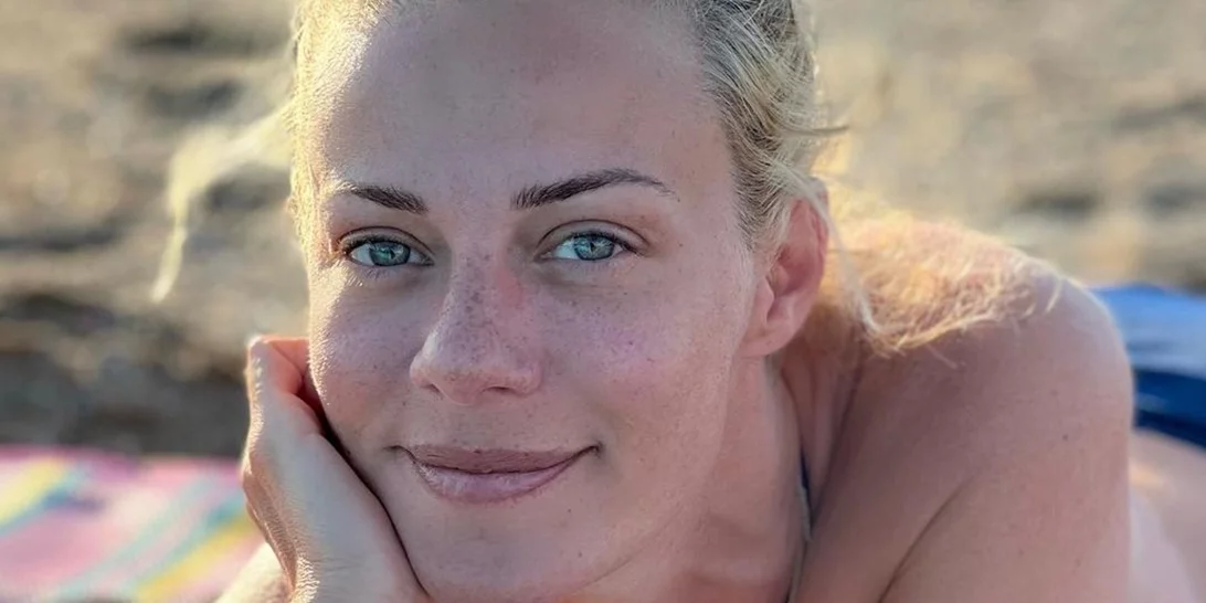 Ατημέλητα μαλλιά, ένα μαγιό και ένα σορτσάκι: Η εντυπωσιακή φυσική ομορφιά της Ζέτας Μακρυπούλια - Οι φωτογραφίες της σε πεζοπορία θα μπορούσαν να είναι και φωτογράφηση περιοδικού