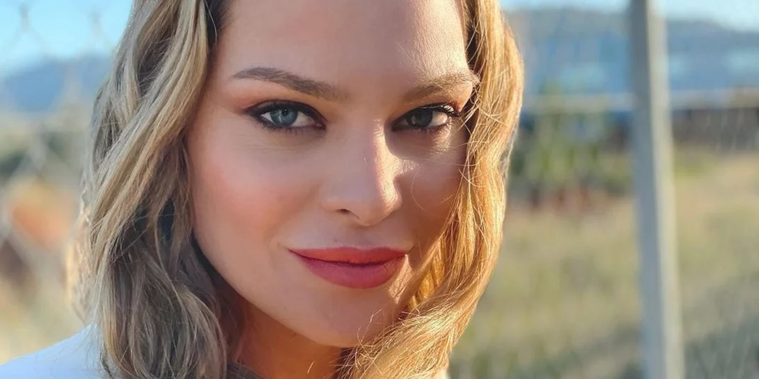 Υβόννη Μπόσνιακ | Φοράει crop top με jacket και μας δείχνει τη σούπερ γυμνασμένη της κοιλιά