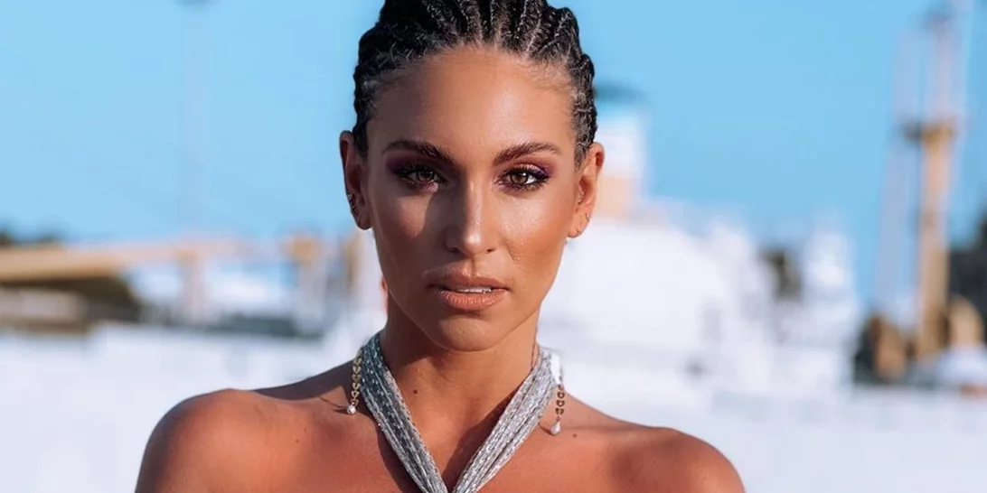 Αθηνά Οικονομάκου | Ο αναπαυτικός, off-white καναπές του σαλονιού της είναι το απόλυτο spot χαλάρωσης