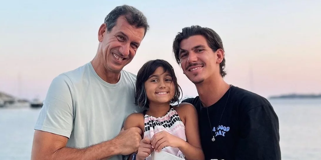 Ο Παύλος Γαλακτερός μόλις δημοσίευσε την πιο γλυκιά, οικογενειακή φωτογραφία - Δείτε την οικογένεια να ποζάρει μέσα στη θάλασσα