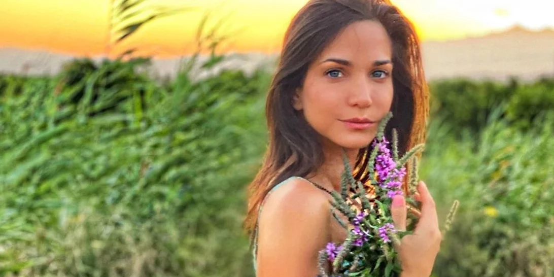 Κατερίνα Γερονικολού | Ποζάρει μπροστά από τους καταρράκτες Νιαγάρα, με κόκκινο μαντήλι στα μαλλιά